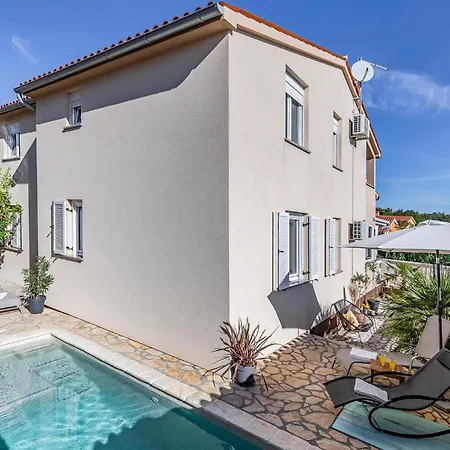 Stunning In Betiga With Kitchen Casa vacanze Barbariga